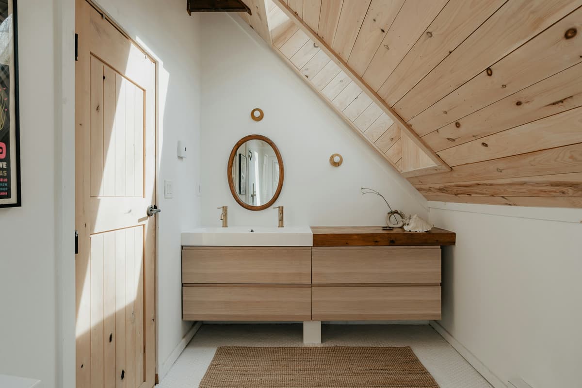 Wood textures and built-in shelves in a modern bathroom