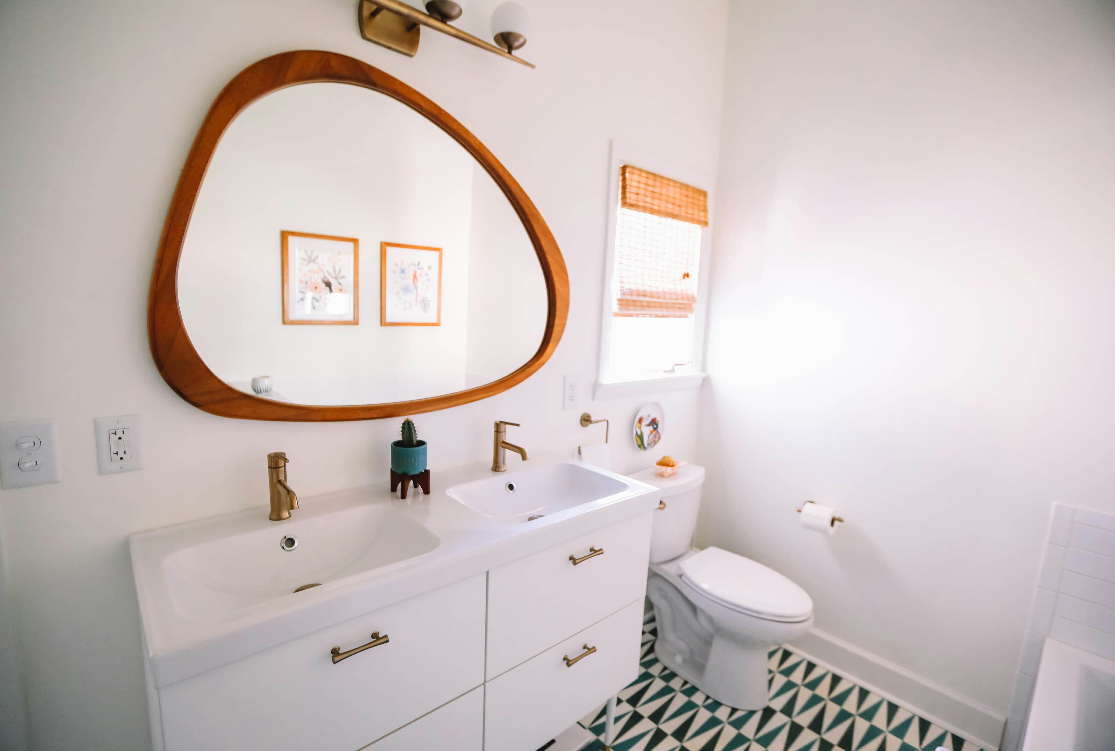 Bathroom with proper ventilation and exhaust fan in Florida