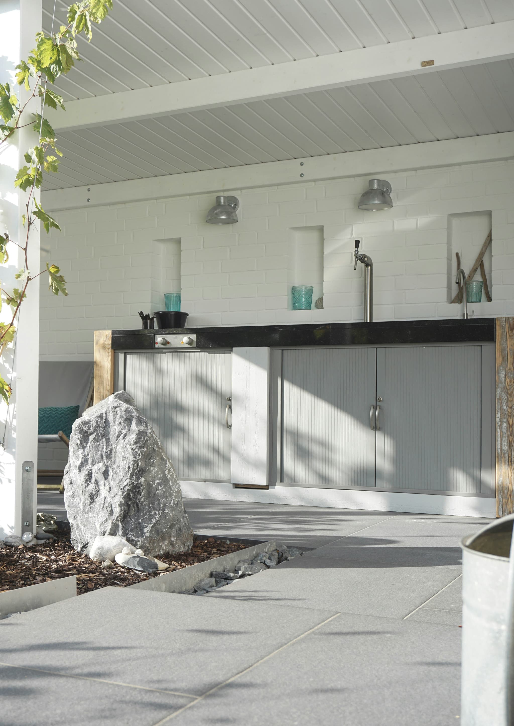 Outdoor kitchen with tile backsplash and matching colors