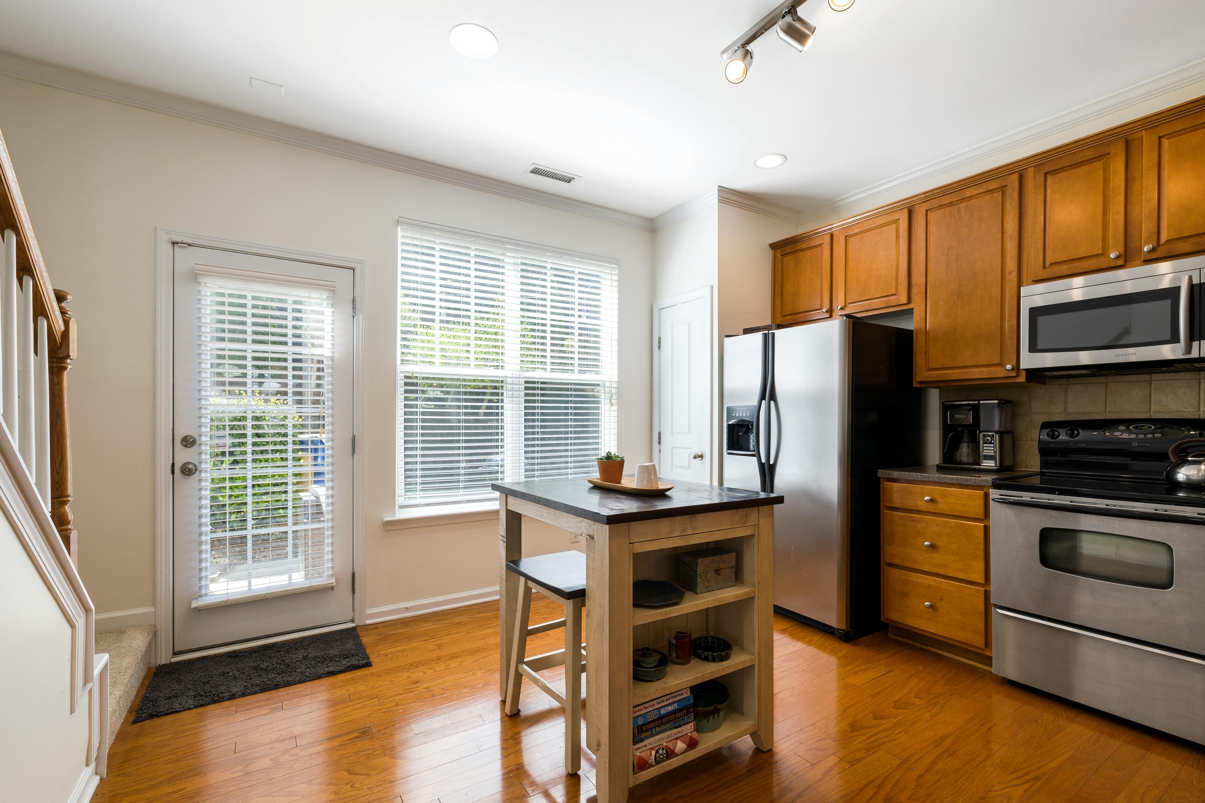 Modern Florida outdoor kitchen with built-in grill and fridge