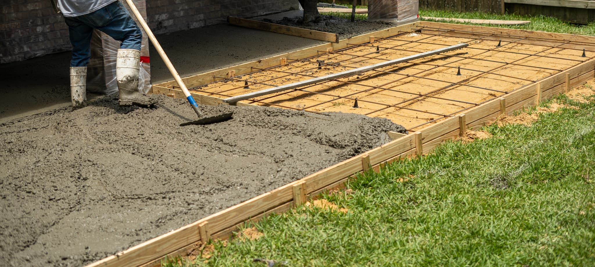 Shed construction with reinforced concrete foundation